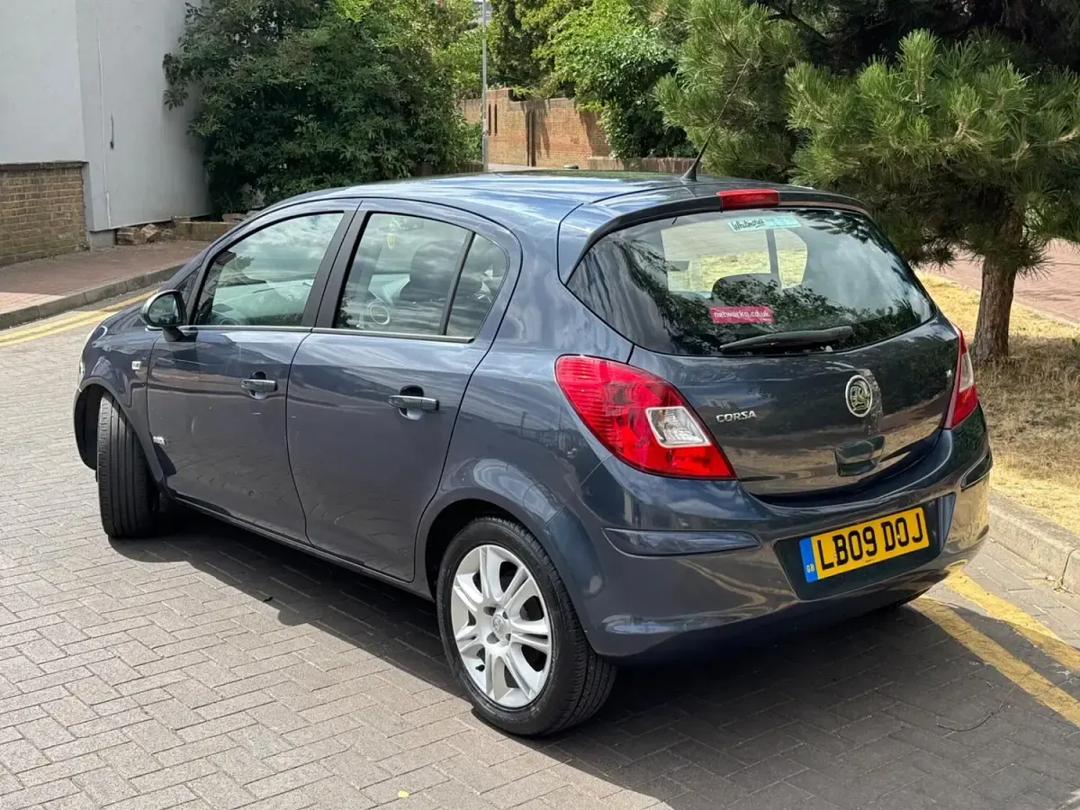 Used Vauxhall Corsa Design Edition 2009 Blue Hatchback
