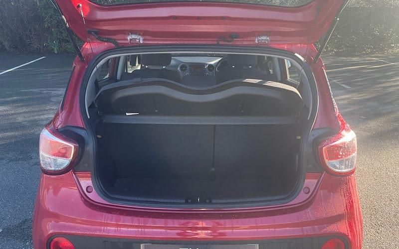 Used Hyundai i10 SE 67 HP (49 kW) 2019 Red Hatchback