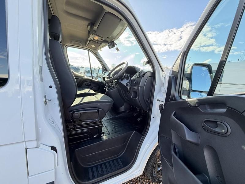 Second-hand Vauxhall Movano 130 CP (95 kW) 2019 Alb Monovolum