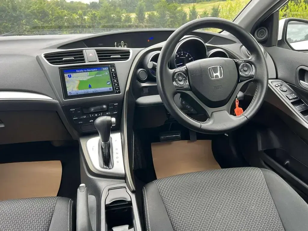 Used Honda Civic SE Plus 142 HP (104 kW) 2017 White Hatchback