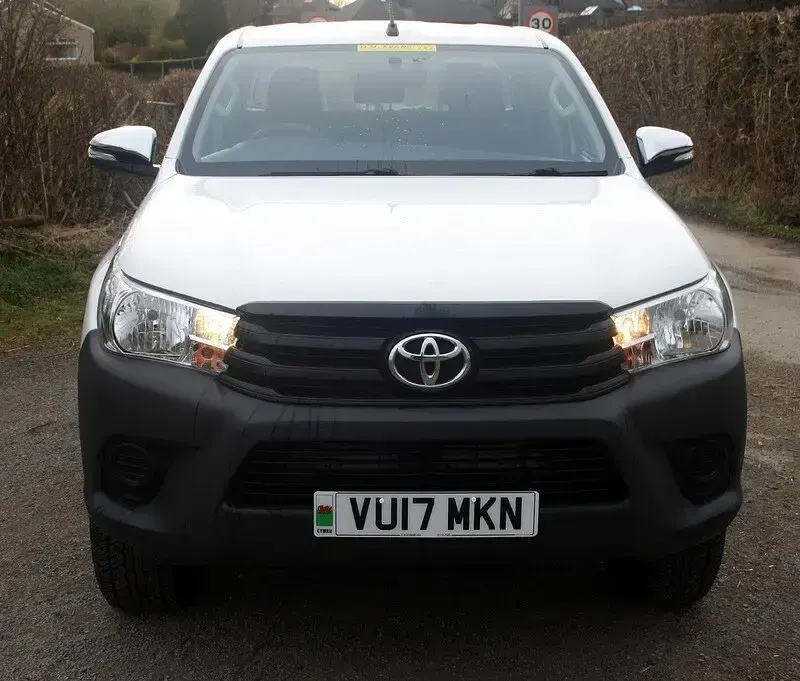 Used Toyota HiLux Active 150 HP (110 kW) 2017 White Pickup