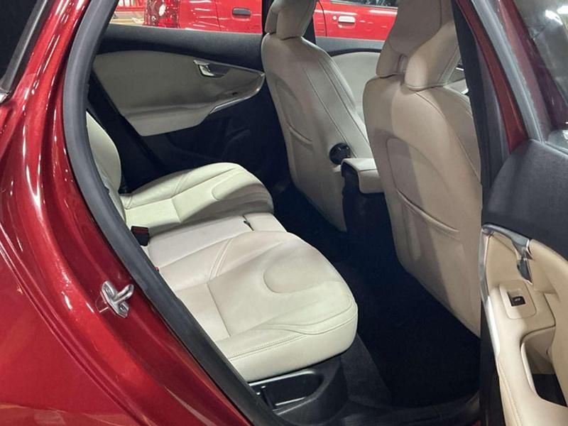 Used Volvo V40 SE Lux 2014 Red Hatchback