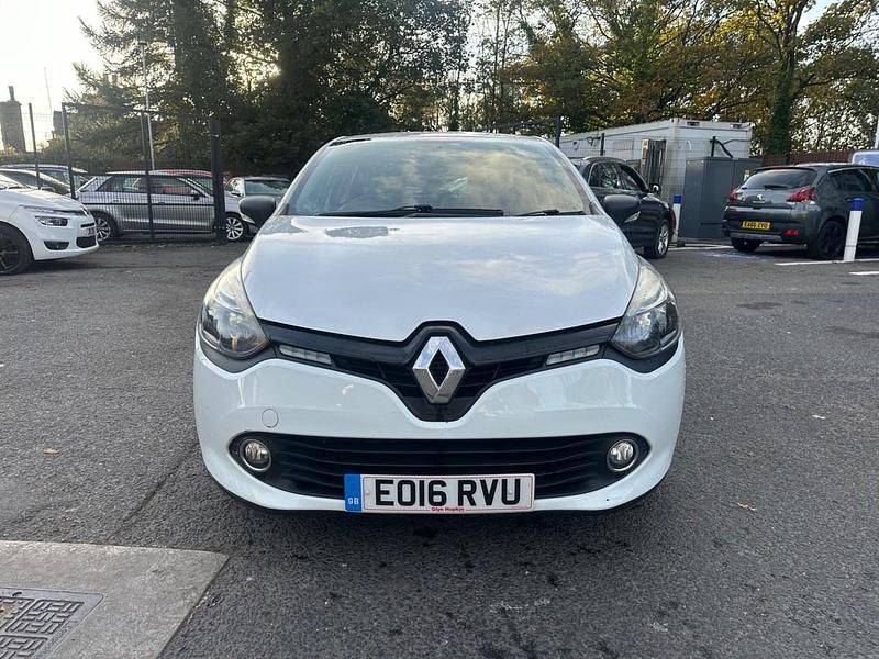 Used Renault Clio IV Play 90 HP (66 kW) 2016 White Hatchback