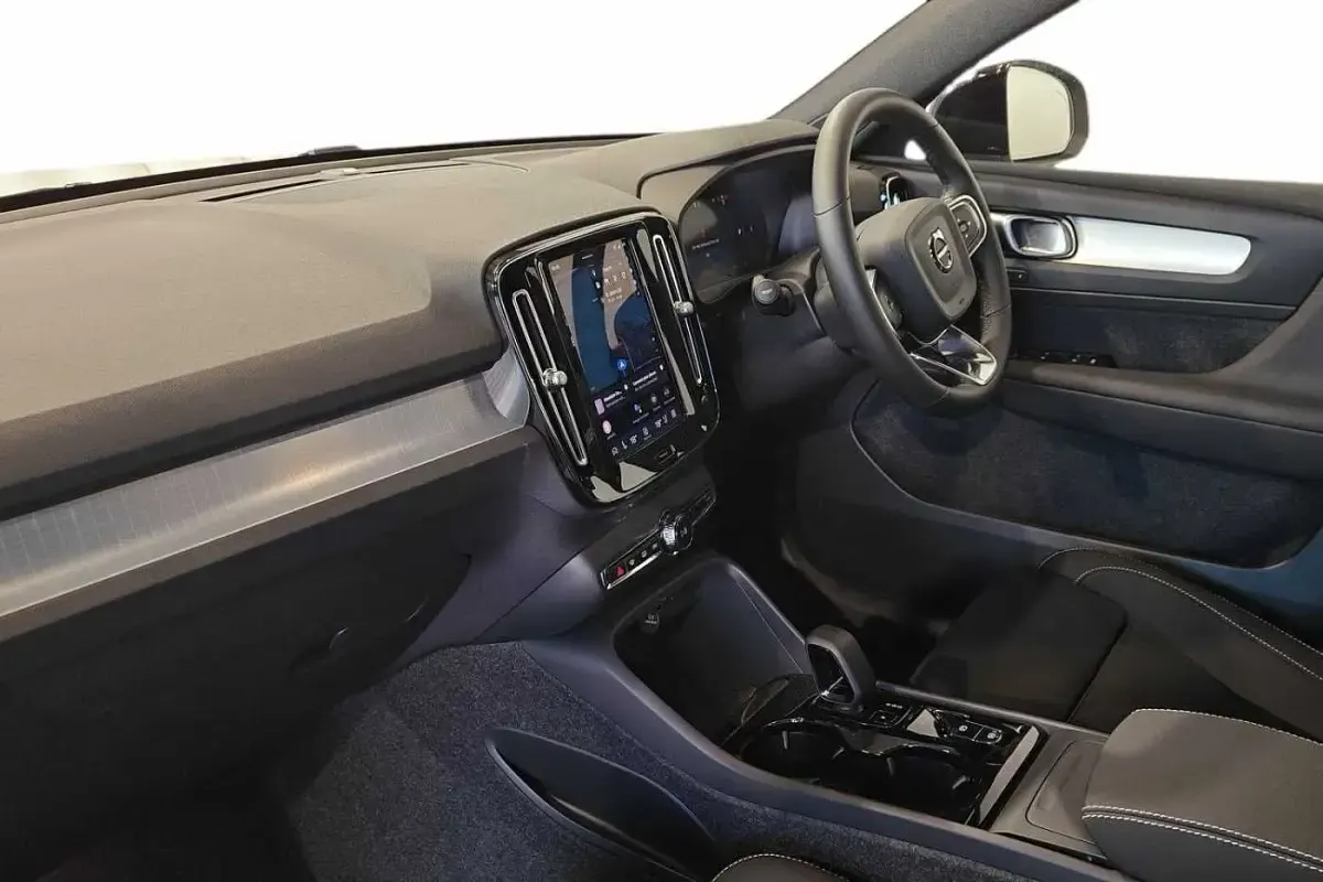 Used Volvo XC40 Plus 161 HP (118 kW) 2025 Blue SUV