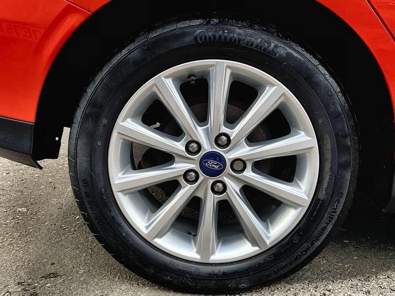 Begagnad Ford Focus Titanium 2018 Röd Halvkombi