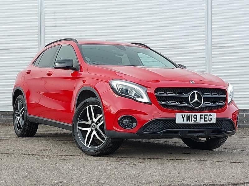 Used Mercedes GLA180 Urban 122 HP (89 kW) 2019 Red SUV