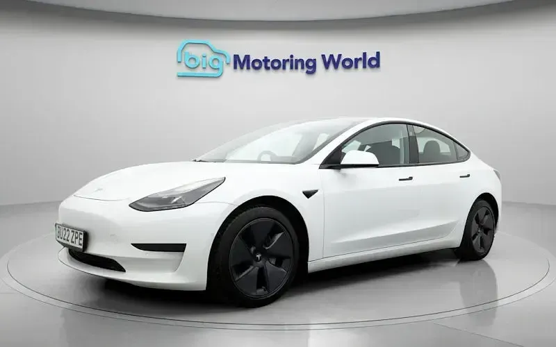 Używany Tesla Model 3 Standard Range Plus 222 kW (302 KM) 2021 Biały Sedan/Limuzyna