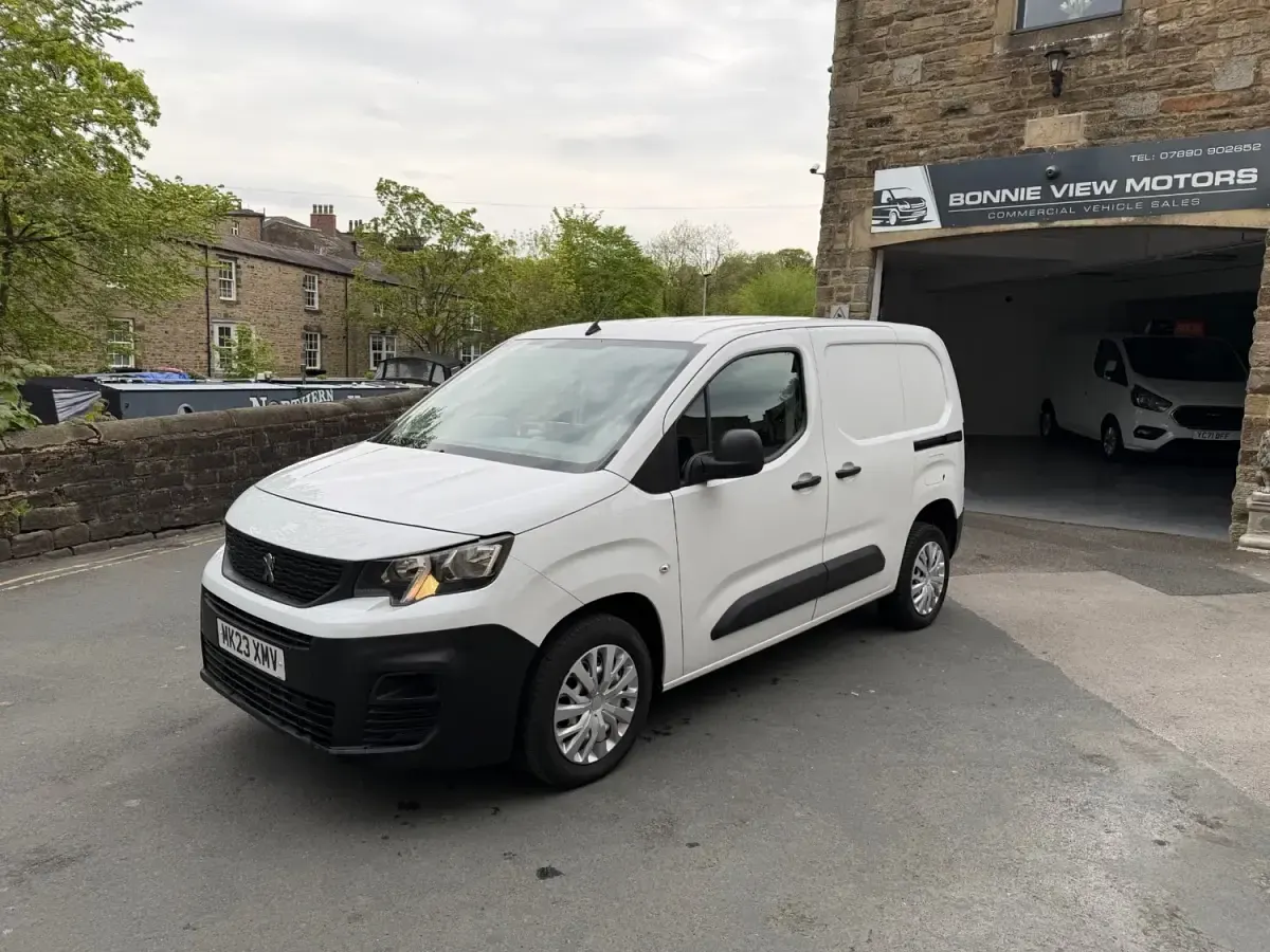 Gebraucht Peugeot Partner Premium 131 PS (96 kW) 2023 Weiß Van / Kleinbus