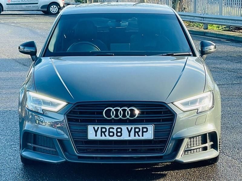 Usado Audi A3 Black Edition 150 HP (110 kW) 2018 Cinzento Sedan