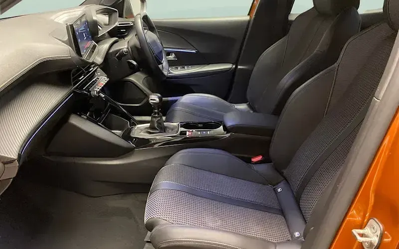 Second-hand Peugeot 2008 GTi 131 CP (96 kW) 2022 Portocaliu SUV
