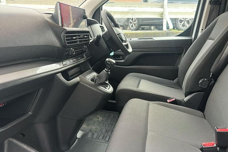 Used Vauxhall Vivaro 145 HP (106 kW) 2024 Kaolin white MPV