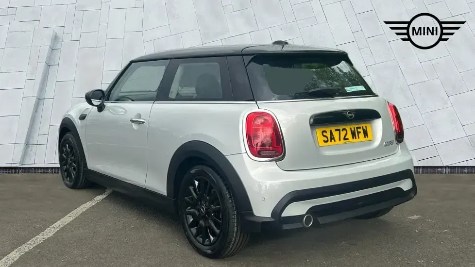 Usado Mini Cooper Classic 134 HP (98 kW) 2022 Prateado Citadino