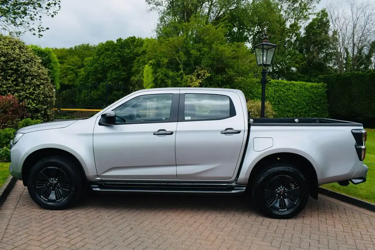 Used Isuzu D-Max 163 HP (119 kW) 2023 Silver Pickup