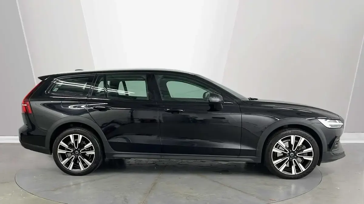 Used Volvo V60 CC Plus 250 HP (183 kW) 2022 Black Estate