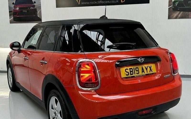 Begagnad Mini Cooper Classic 136 HK (100 kW) 2019 Orange Halvkombi