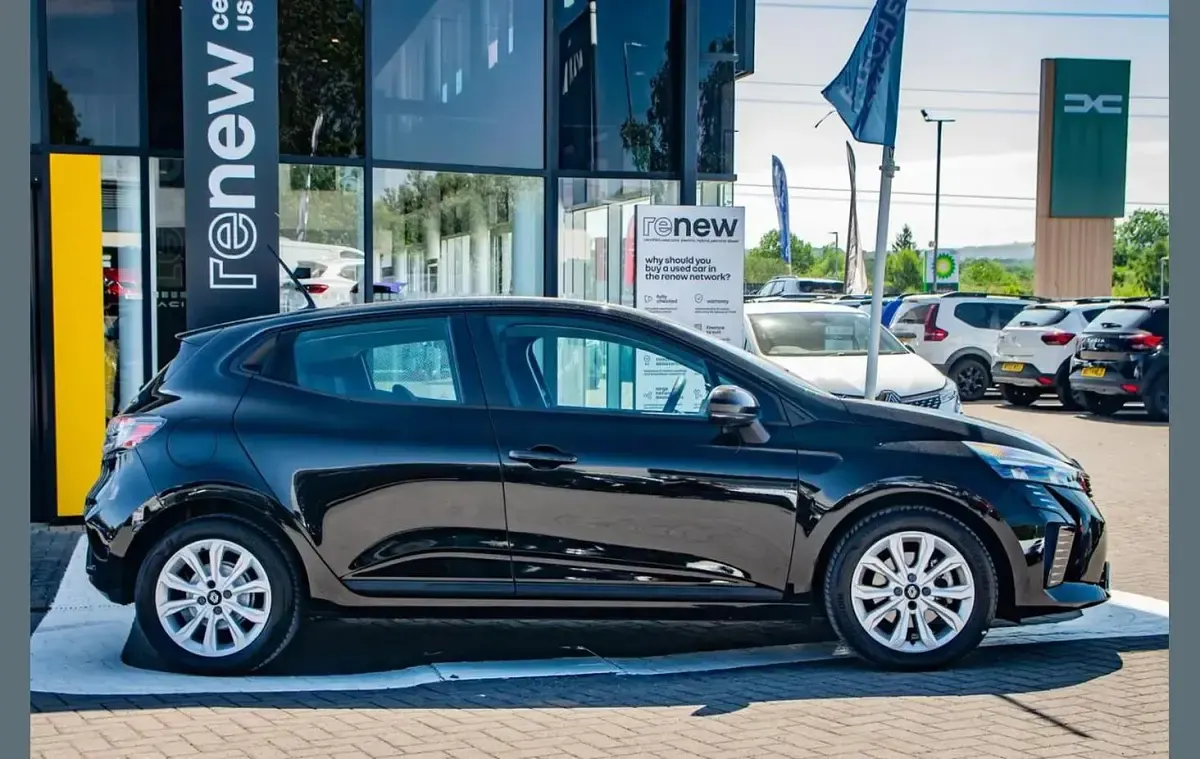 Used Renault Clio V Evolution 143 HP (105 kW) 2024 Black  Hatchback