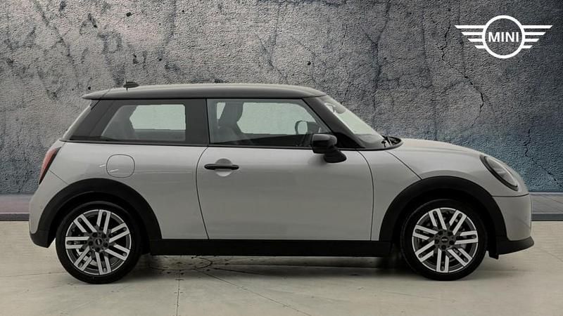 Begagnad Mini Cooper Hatch 154 HK (113 kW) 2025 Silver Halvkombi