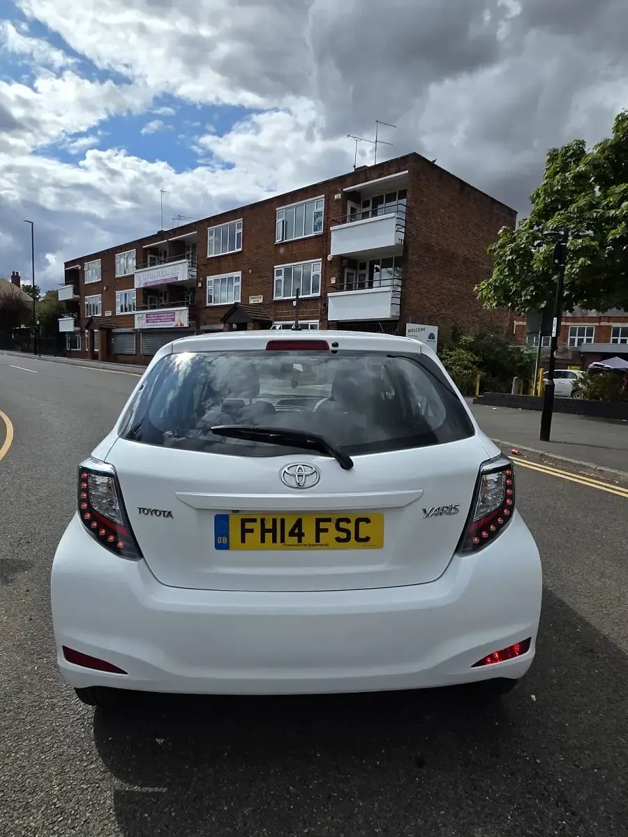 Used Toyota Yaris 99 HP (72 kW) 2014 White Hatchback