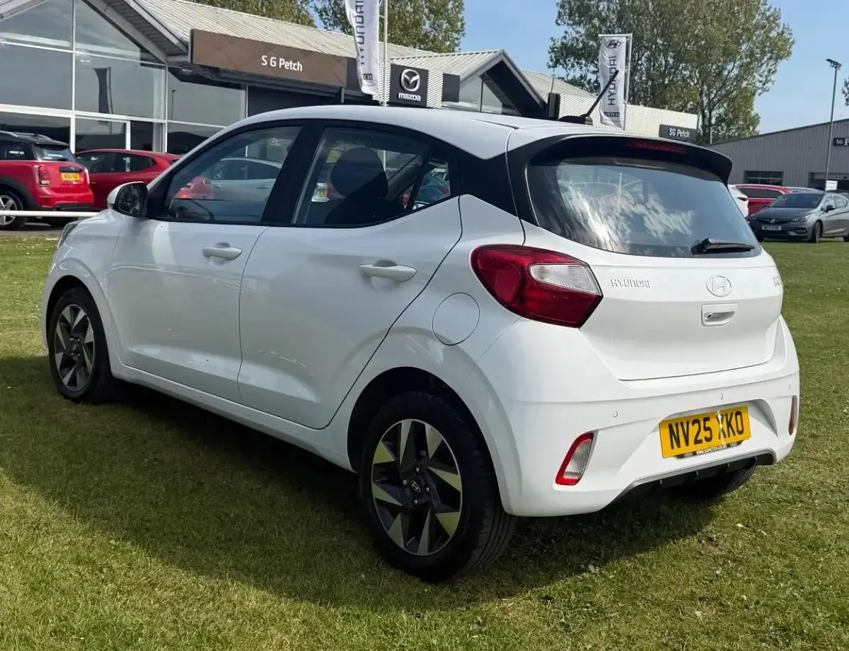 Used Hyundai i10 Advanced 78 HP (57 kW) 2025 White Hatchback