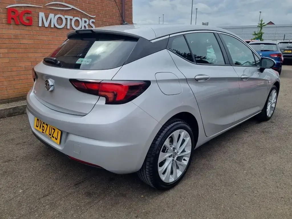 Used Vauxhall Astra Design Edition 99 HP (72 kW) 2017 Silver Hatchback