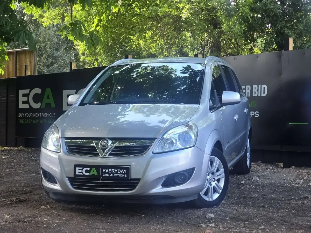 Usado Vauxhall Zafira Design Edition 120 CV (88 kW) 2011 Plateado Monovolumen