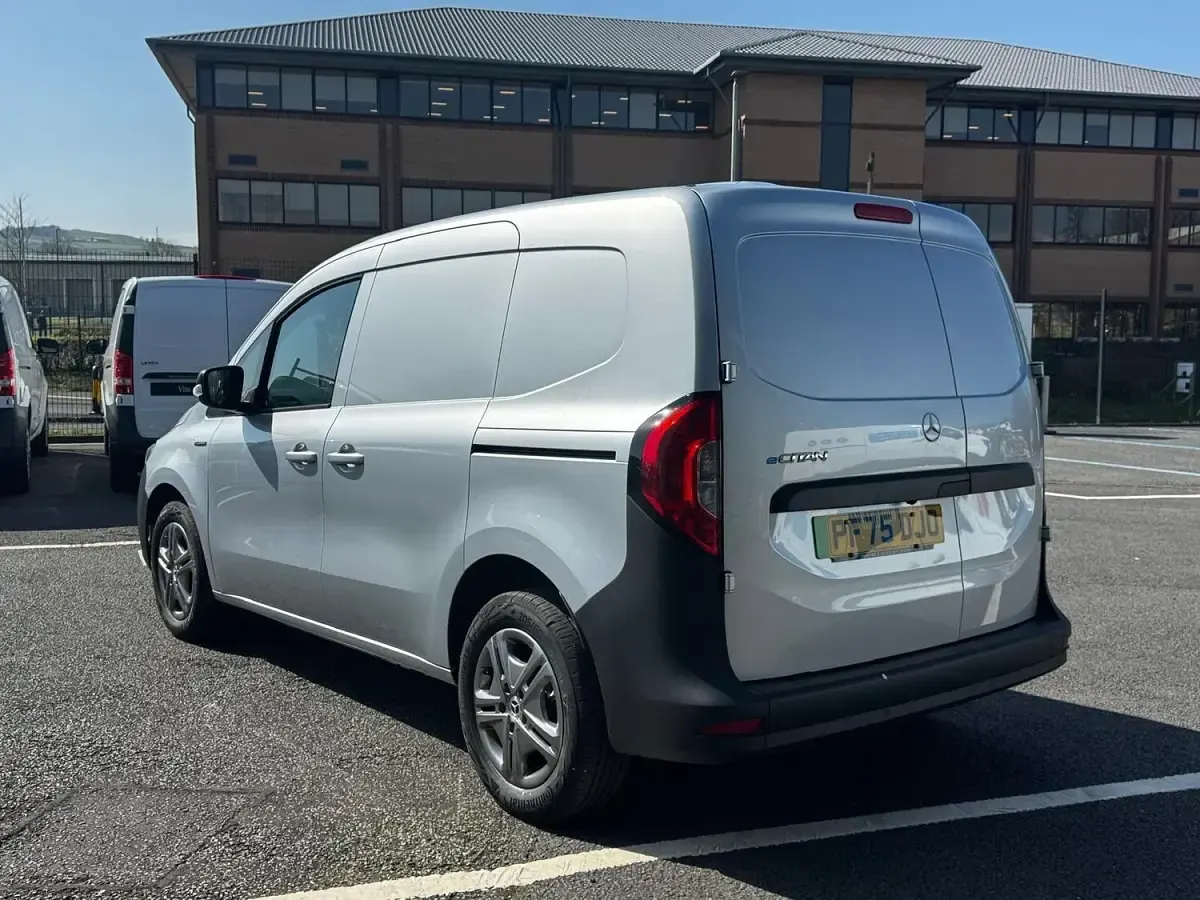 Käytetty Mercedes eCitan 89 kW (122 HP) 2025 Hopea Van