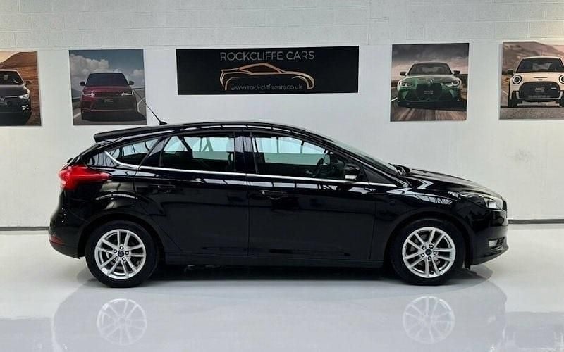 Used Ford Focus Zetec 125 HP (91 kW) 2016 Black Hatchback