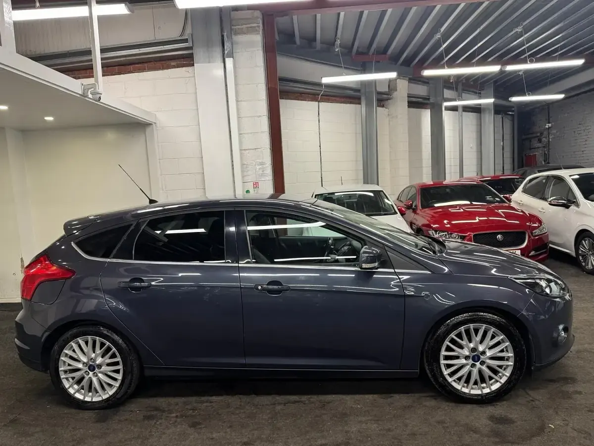 Used Ford Focus Zetec 125 HP (91 kW) 2012 Grey Hatchback
