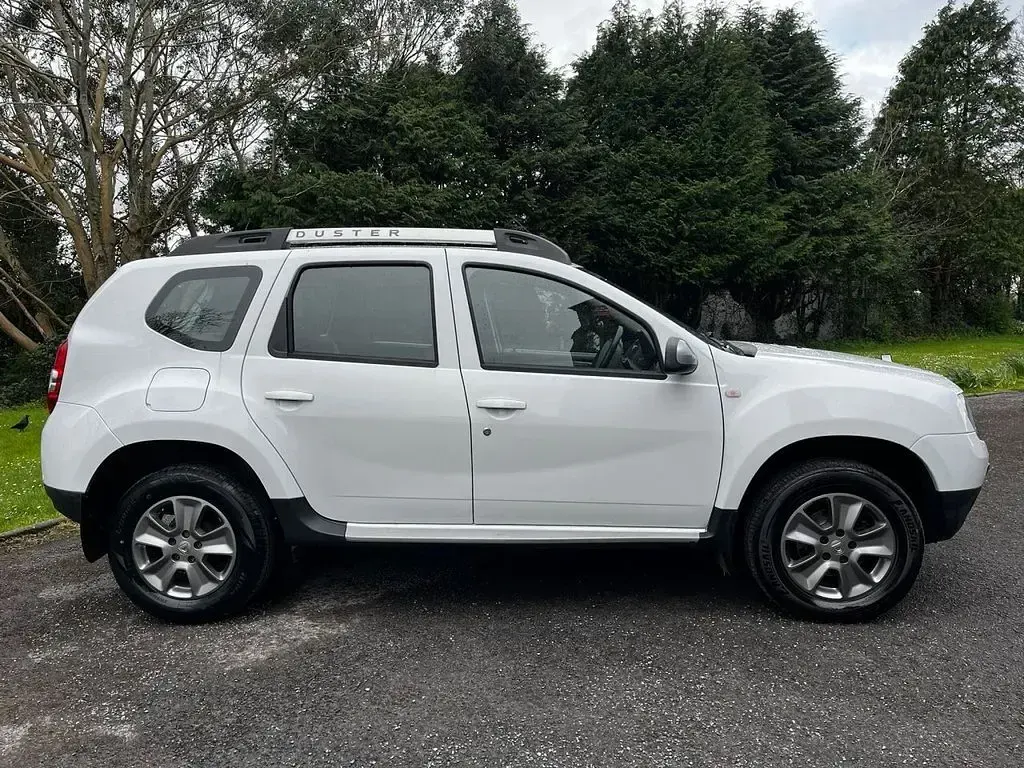 Used Dacia Duster Lauréate 110 HP (80 kW) 2016 White SUV