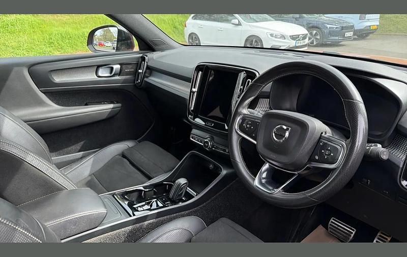 Used Volvo XC40 R-Design Pro 197 HP (144 kW) 2020 Fusion red SUV