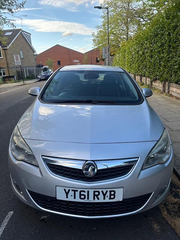 Used Vauxhall Astra Elite 2011 Silver Hatchback
