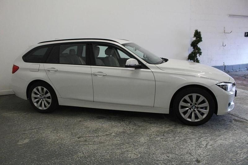 Begagnad BMW 320 Impressive 2013 Vit Kombi