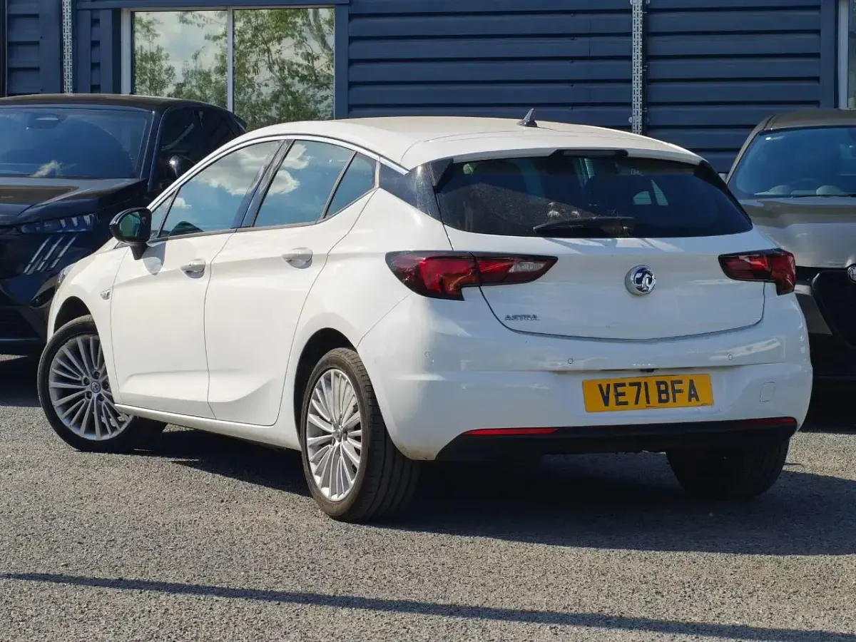 Used Vauxhall Astra Elite 143 HP (105 kW) 2021 White Hatchback