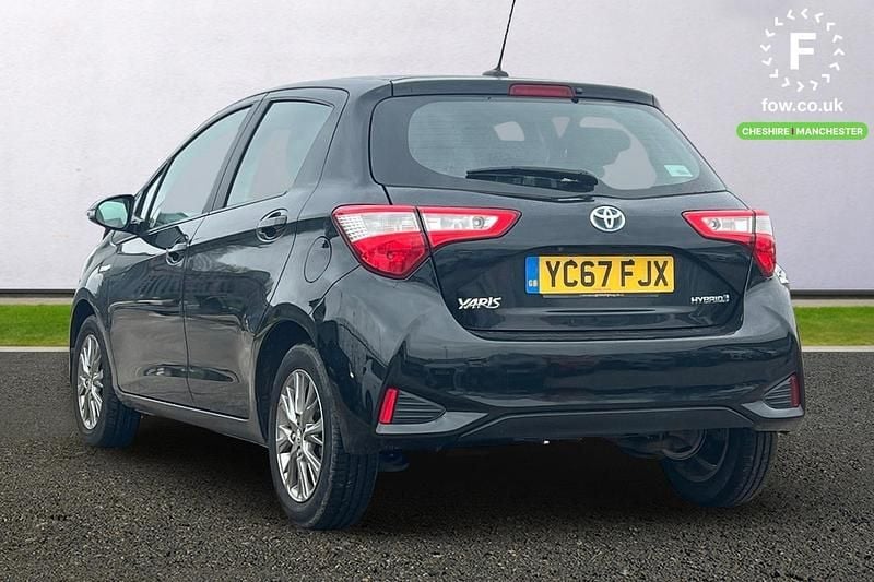 Used Toyota Yaris Hybrid 100 HP (73 kW) 2017 Black Hatchback