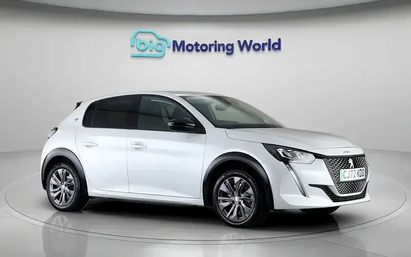 Used Peugeot e-208 Allure+ 100 kW (136 HP) 2023 White Hatchback
