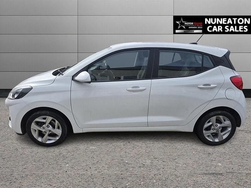 Used Hyundai i10 SE 67 HP (49 kW) 2023 White Hatchback