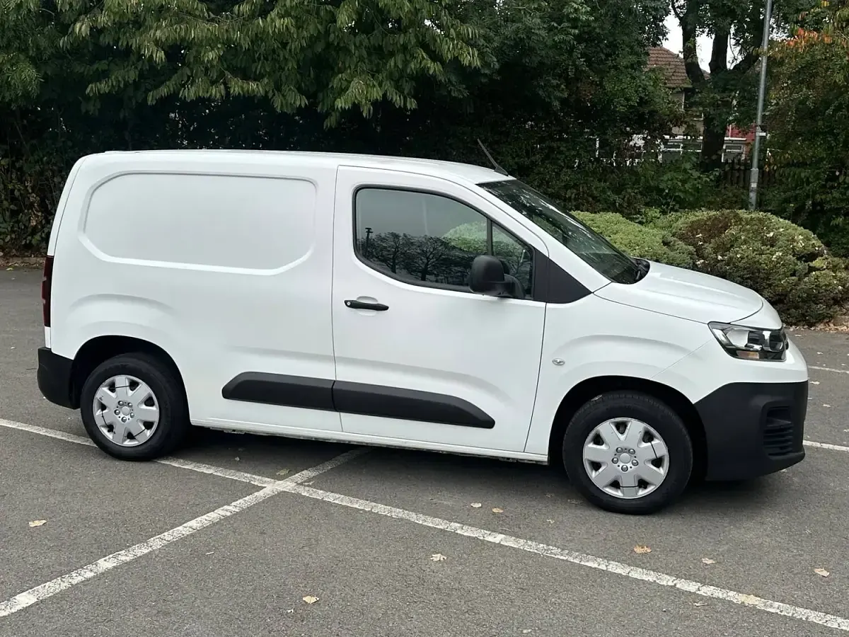 Used Citroën Berlingo Start 75 HP (55 kW) 2020 White MPV
