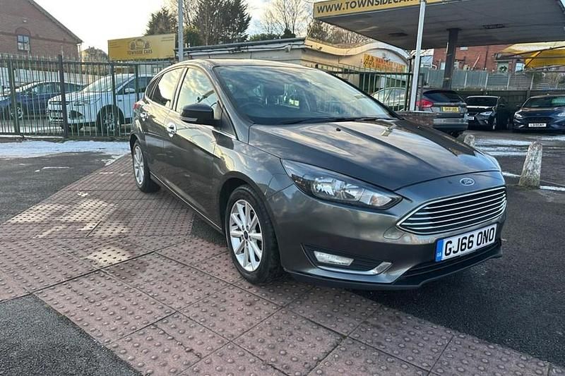 Used Ford Focus Zetec 120 HP (88 kW) 2015 Blue Hatchback