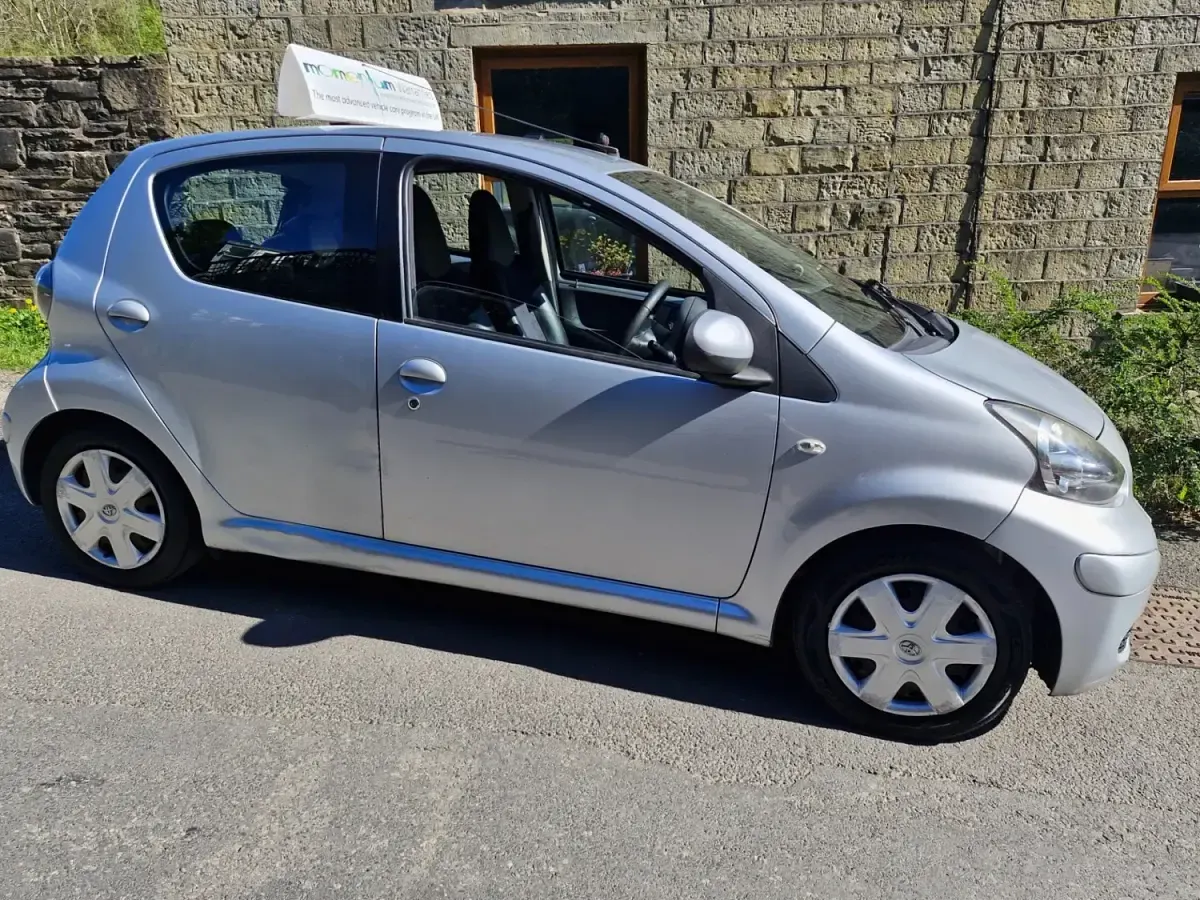 Usado Toyota Aygo 68 CV (50 kW) 2011 Plateado Utilitario