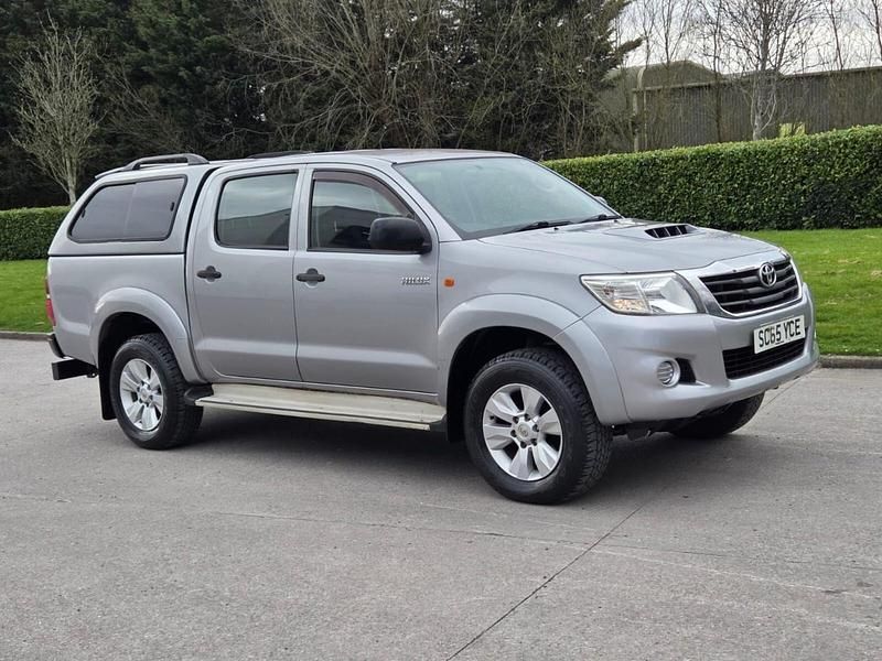 Used Toyota HiLux Active 144 HP (105 kW) 2016 Silver Pickup