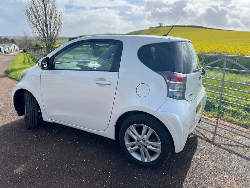 Used Toyota iQ 98 HP (72 kW) 2010 White Hatchback