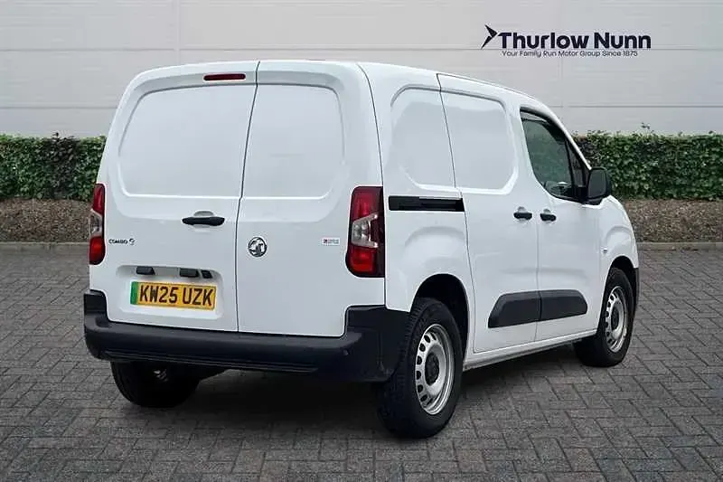 Begagnad Vauxhall Combo 100 kW (136 HK) 2025 Vit Minibuss
