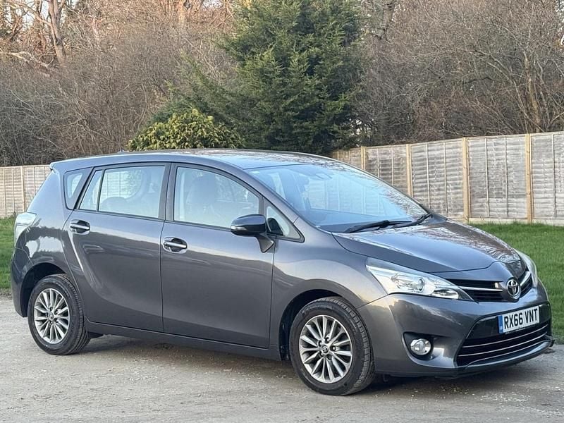 Used Toyota Verso 112 HP (82 kW) 2016 Grey MPV