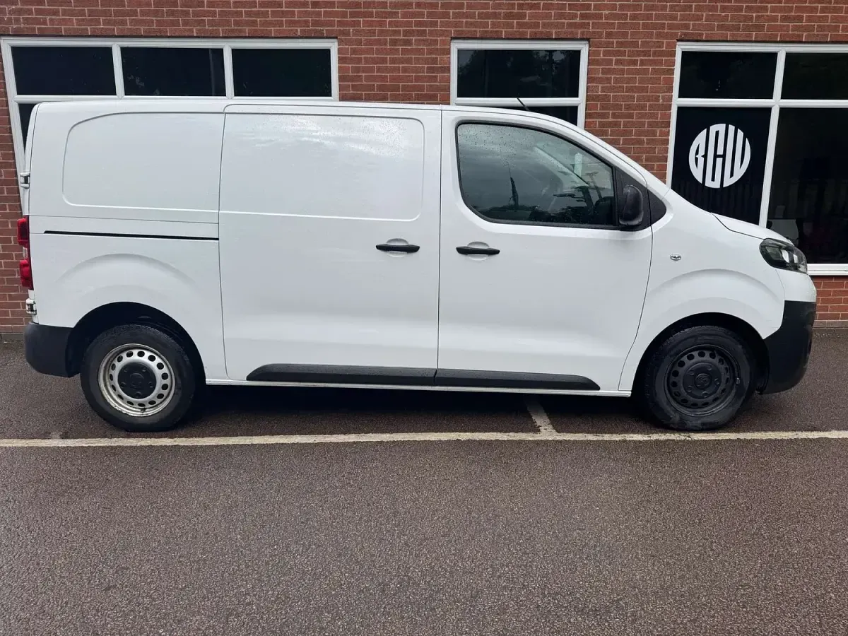 Used Vauxhall Vivaro S 145 HP (106 kW) 2022 White MPV