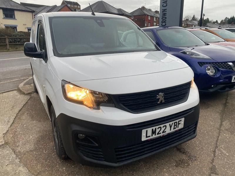 White Used 2022 Peugeot Partner Premium MPV | £10,995 (Good price) - Image 1/4