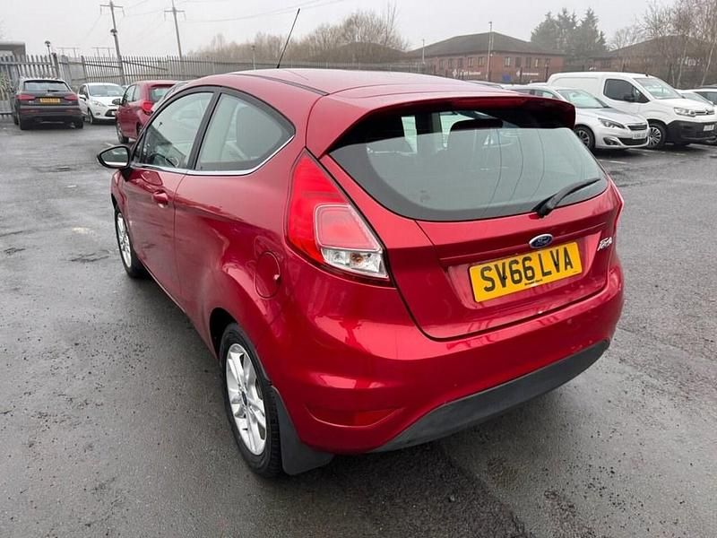 Used Ford Fiesta Zetec 82 HP (60 kW) 2016 Red Hatchback