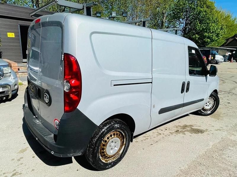Second-hand Vauxhall Combo 105 CP (77 kW) 2018 Argintiu Monovolum
