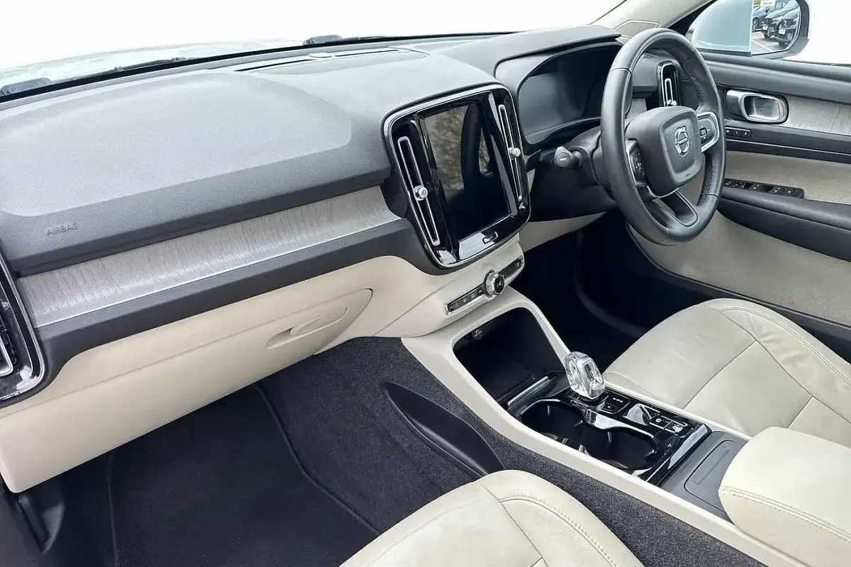 Used Volvo XC40 Inscription 163 HP (119 kW) 2021 Silver SUV