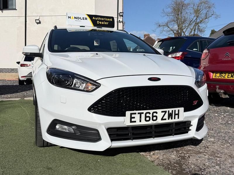 Used Ford Focus ST 250 HP (183 kW) 2017 White Estate