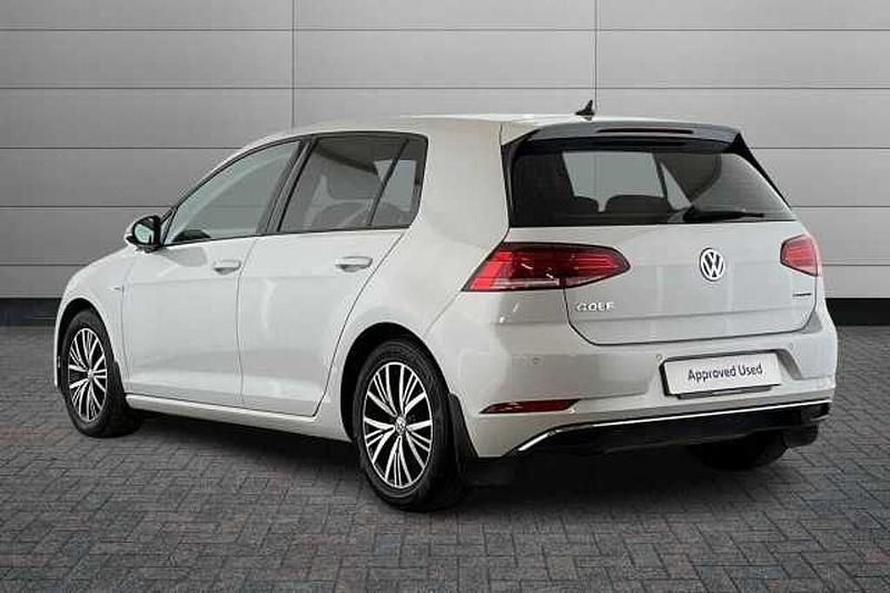 Used VW Golf VII SE 130 HP (95 kW) 2019 Pure white Hatchback
